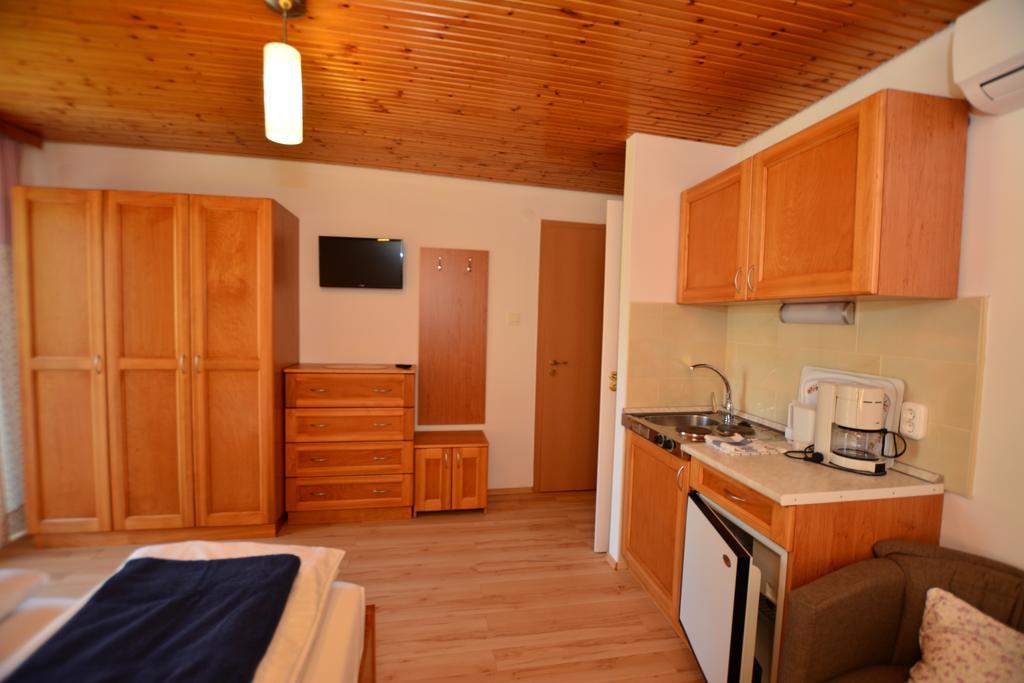Viragoskert Apartman Hévíz Oda fotoğraf